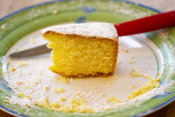 Stück Hausgemachter Biskuitkuchen — Stockfoto