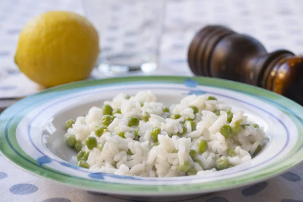 İtalyan pilavı ve bezelyeli sebze yemeği.