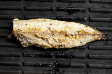 Taze uskumru filetosu pişirirken ızgara.