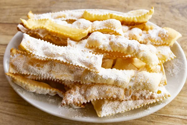 İtalyan karnavalı Frappe ya da Chiacchiere adında tatlı