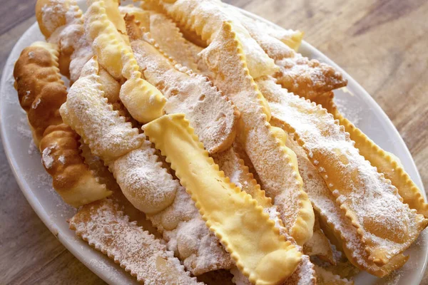 İtalyan karnavalı Frappe ya da Chiacchiere adında tatlı