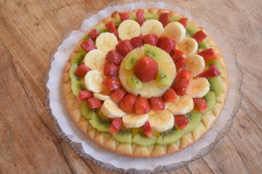 Renkli yaz meyveli ev yapımı tart.