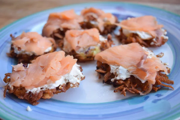 Een Bord Zwitserse Rosti Met Kaas Gerookte Zalm — Stockfoto