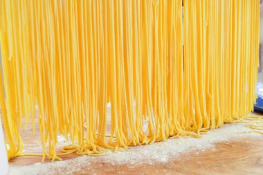 Evde yumurta makarnası hazırlama safhası: kurutma