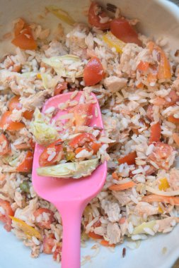 Yaz pirinç salatası ve yağlı ton balığı taze domates ve çeşitli sebzeler.