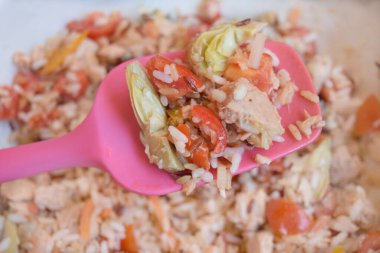 Yaz pirinç salatası ve yağlı ton balığı taze domates ve çeşitli sebzeler.