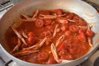 Pençeli karides ve tavada kiraz domatesli sos.