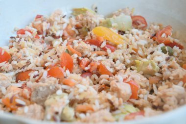 Yaz pirinç salatası ve yağlı ton balığı taze domates ve çeşitli sebzeler.