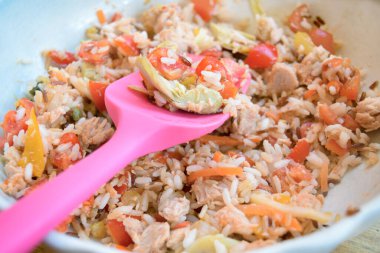 Yaz pirinç salatası ve yağlı ton balığı taze domates ve çeşitli sebzeler.