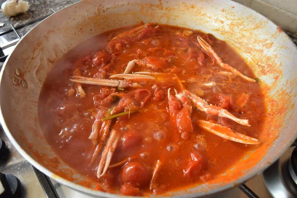 Saus Met Klauwen Van Garnalen Kerstomaten Pan — Stockfoto