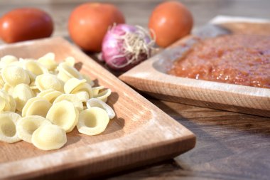 Orecchiette, domates püresi