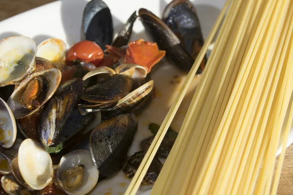 Spaghetti with mussels and clams — Stock Photo, Image