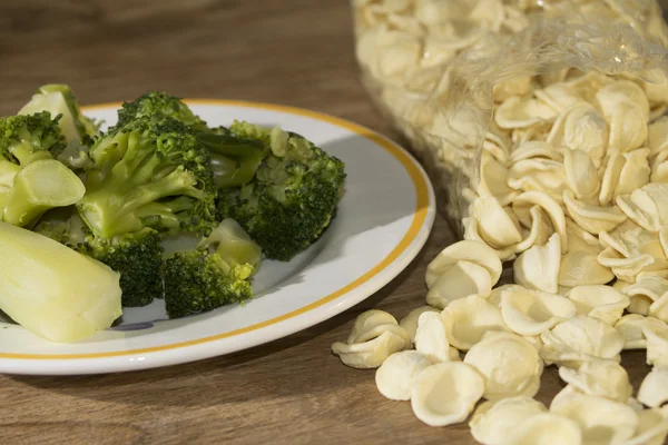 Macarrão e brócolis — Fotografia de Stock