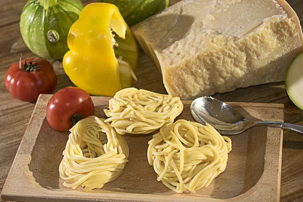 Färsk pasta: tonnarelli — Stockfoto
