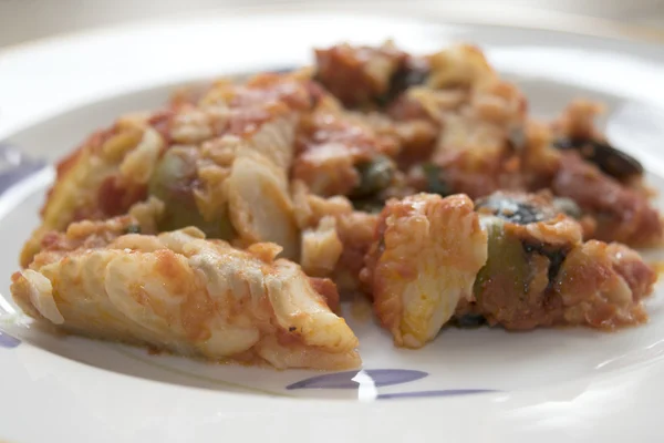 Kabeljauw met olijven kappertjes en tomatensaus — Stockfoto