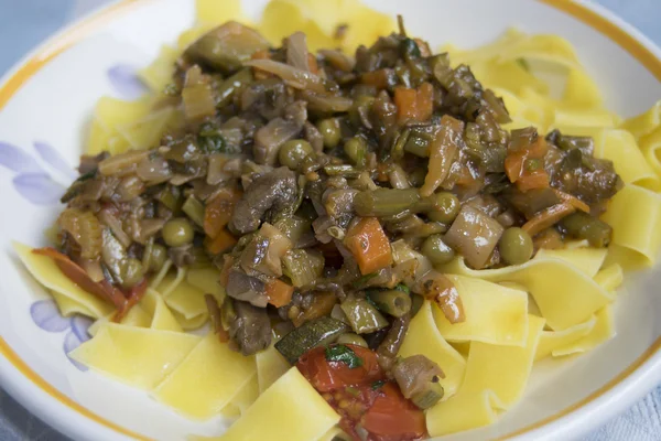 Pasta en el ragú de verduras — Foto de Stock