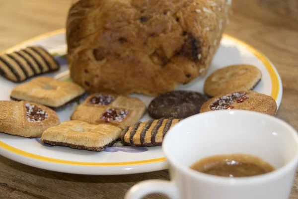 Surtido de pasteles secos y café —  Fotos de Stock