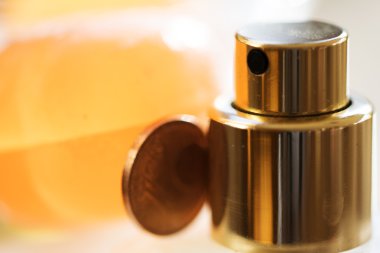 parfüm dağıtıcı ve para