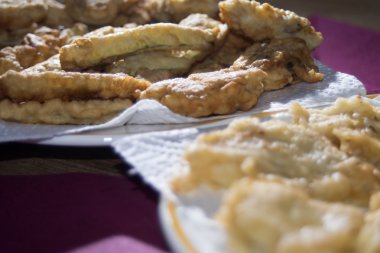 hırpalanmış ve kızarmış sebze ve morina