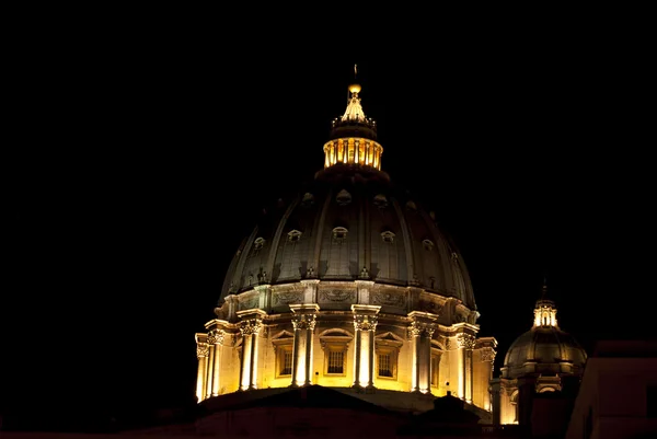 Cupola of St Peter by night — Stock Photo, Image