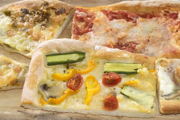 Vegetarische pizza met tomaten en courgette — Stockfoto