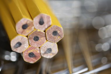 renkli kalemler ve Klipler