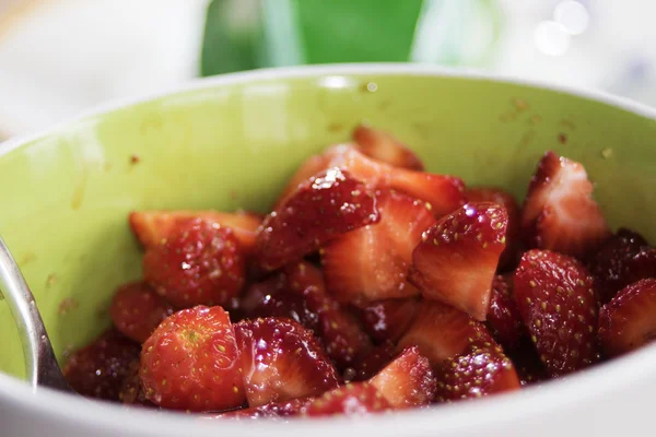 Obstsalat von Erdbeeren mit Sauce — Stockfoto