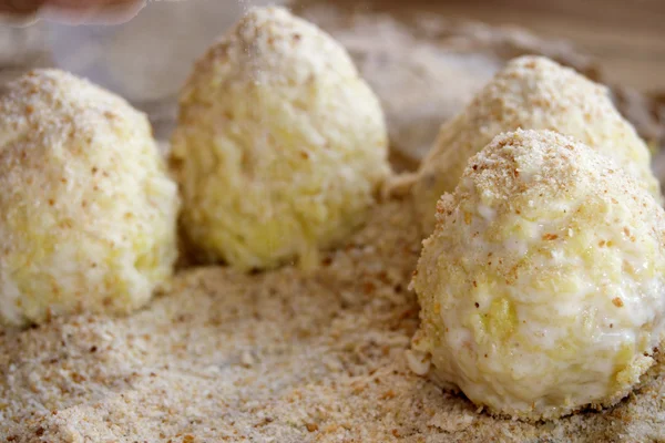 Voorbereiding van Siciliaanse arancine — Stockfoto