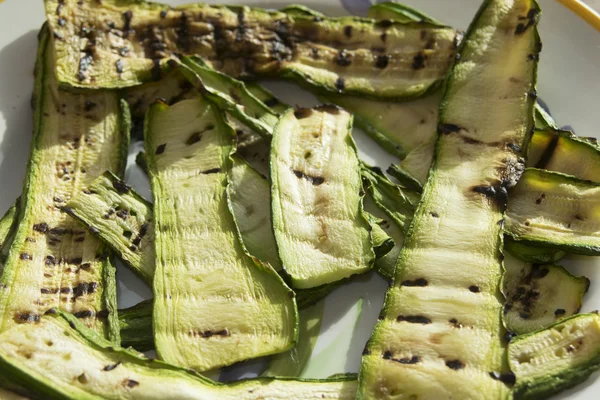 Gegrilde courgette op de grillplaat — Stockfoto