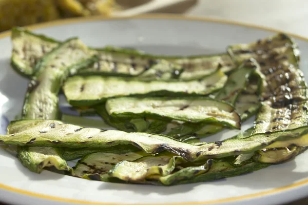 Gegrilde courgette op de grillplaat — Stockfoto