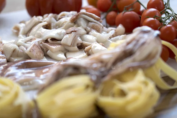 Tagliatelle tintahal és a paradicsom — Stock Fotó