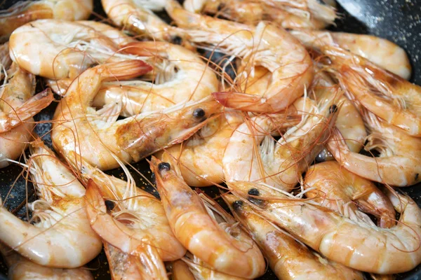 Prawns in pan — Stock Photo, Image