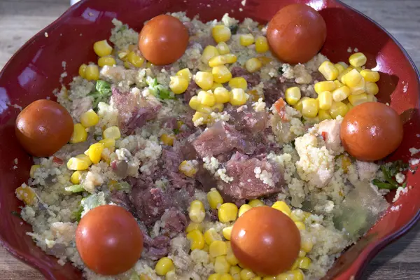 Couscous salade met lunch vlees — Stockfoto