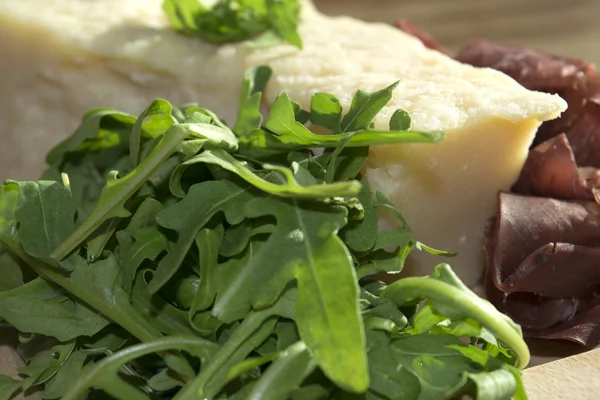 Bresaola arugula ja parmesaani — kuvapankkivalokuva