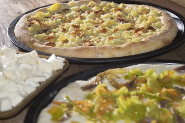 Pizza kabak çiçekleri ile