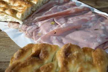 Beyaz pizza ve mortadella