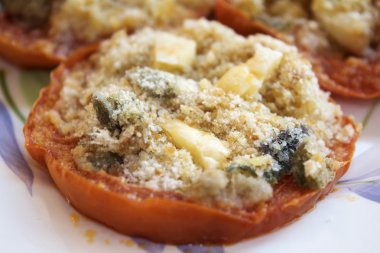 kırıntı ile doldurulmuş domates
