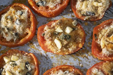 kırıntı ile doldurulmuş domates