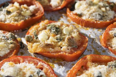 kırıntı ile doldurulmuş domates