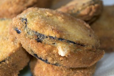 Kızarmış patlıcan doldurma Mozzarella peyniri ile