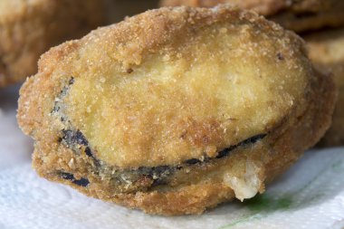 Kızarmış patlıcan doldurma Mozzarella peyniri ile