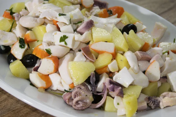 Salada de mar com polvo e batatas — Fotografia de Stock