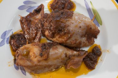 domates soslu dolması kalamar