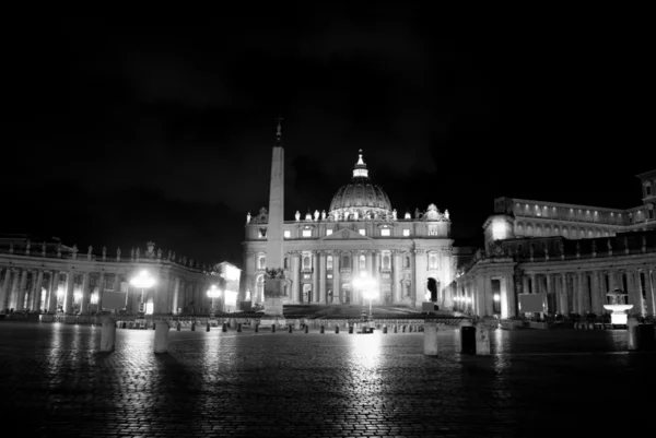 Santo Petrus persegi dan Basilika di Roma pada malam hari — Stok Foto