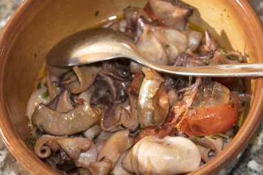 domates sosu, kalamar