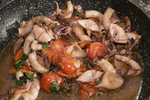 Calamares in tomatensaus — Stockfoto