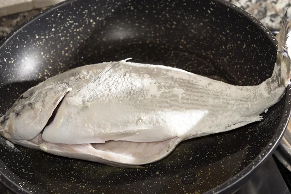 Dorada con harina frita — Foto de Stock