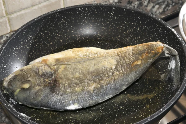 Bream laut dalam panci — Stok Foto