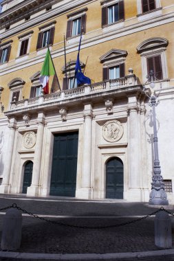 Montecitorio Sarayı 'nın ana girişi, Roma' daki İtalyan milletvekilleri meclisinin yeri, İtalyanca ve eu bayraklı. Tarihi hükümet binası cephesi