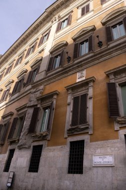 Montecitorio Sarayı 'nın kıvrımlı barok cephesi Roma' daki Piazza di Monte Citorio Meydanı 'ndaki İtalyan parlamento binası. Tarihi hükümet mimari ayrıntıları